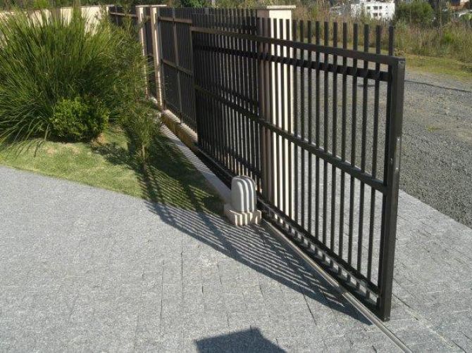 o portão de correr é ótimo para quem tem espaço na frente de casa