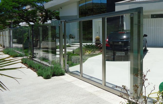 O portão de vidro deixa a casa com um aspecto moderno